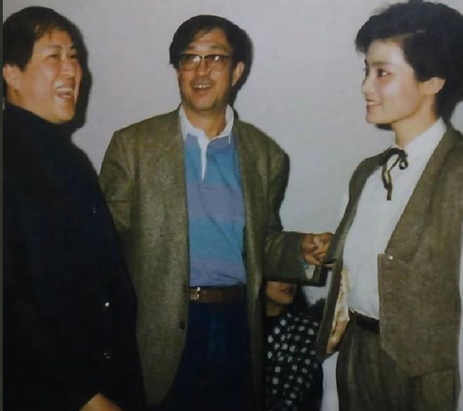 80年代，导演谢晋和作家白先勇还有演员潘虹相聚在西子湖畔，商谈改编白先勇的小说《