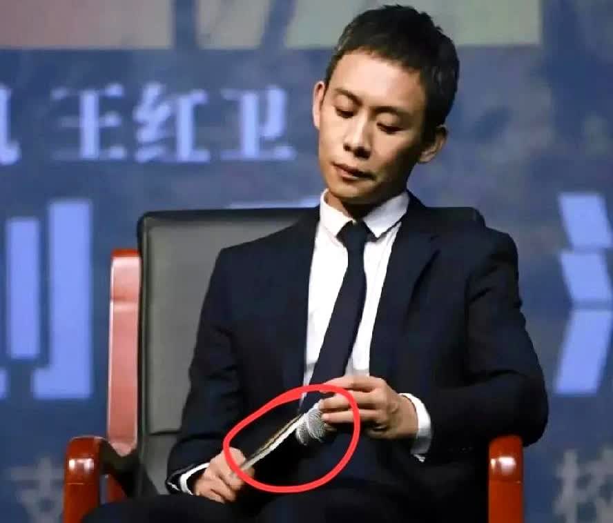 破案了，终于知道，为什么张译刚拿完影帝就决定息影了！

不是因为拍戏累了，也