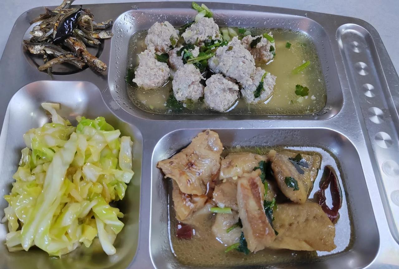 今天下午和领导一起遛甲板的时候，领导说，22岁那年，大专毕业，开始上船实习，那时