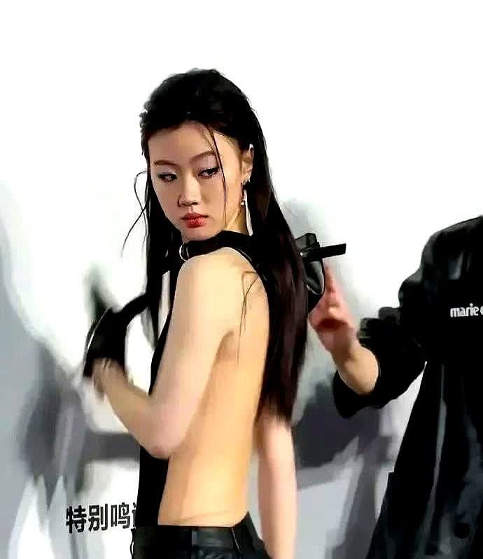 单依纯你就不能好好穿衣服吗？

胸前一条黑布、不注意还以为是、因“裸体”而打