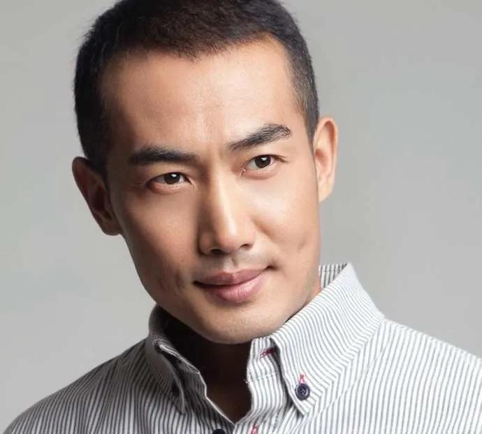 这位男明星简直帅翻天了！他身高180，身材魁梧健硕，长相很周正，看看他的眼神，是