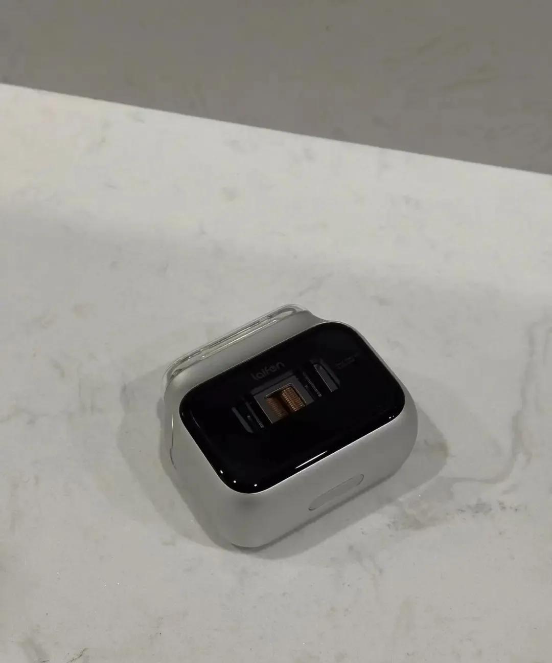 对于我而言，每次剃须就像打仗一样，刮半天还留下一脸短胡茬，皮肤还总是被刮得又红又