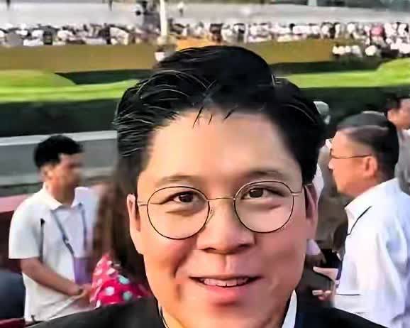 郭晶晶现在估计后槽牙都要咬碎了。  

她怎么也不会想到，全家出席阅兵观礼唯