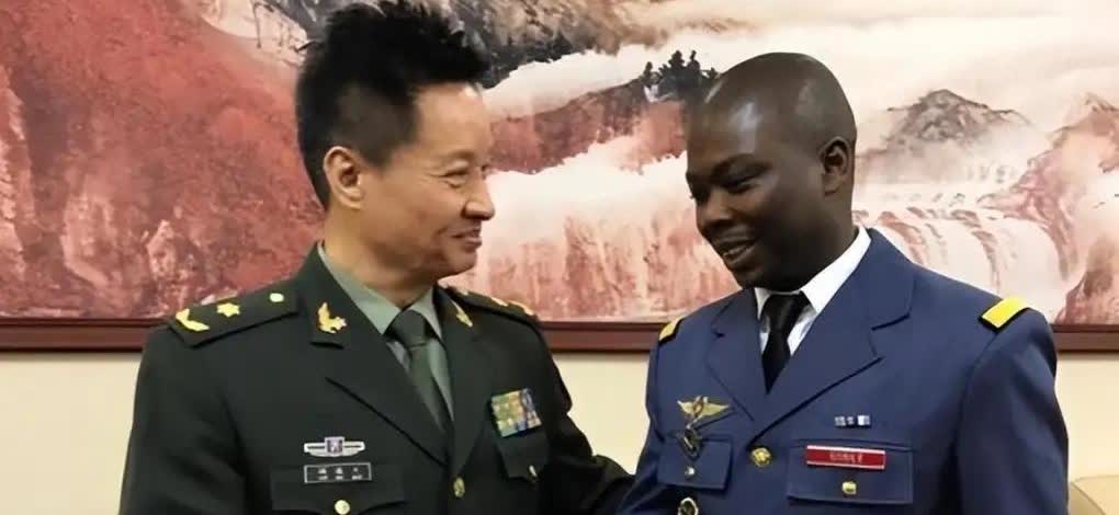 卢旺达其实很懂什么叫“见人下菜”，
为了区别我们跟西方，
他们搞了个“双轨制