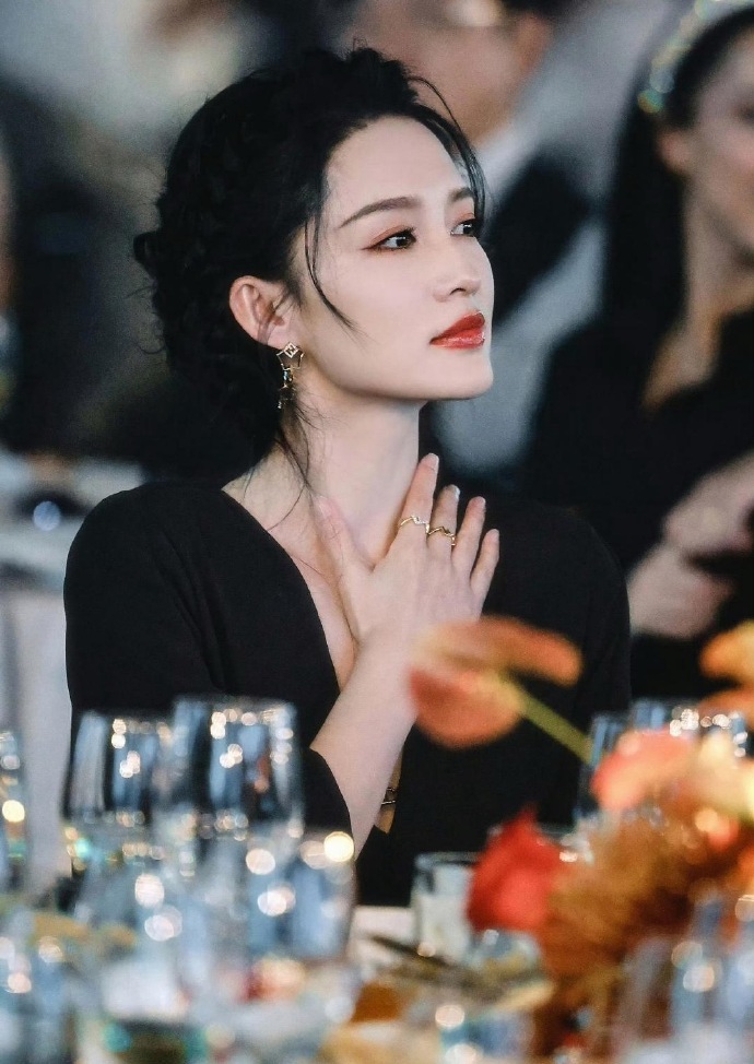 我们得需要打多厚的底，才能有李沁这样平整的光泽度啊！ ​​​