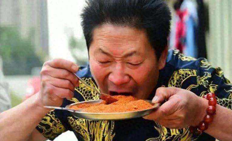 河南辣王李永志：每天5斤辣椒配白酒，破世界纪录，下场让人同情
河南有个叫李永志的