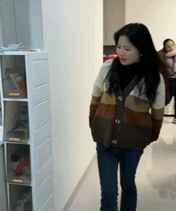 湖南，女子去朋友家做客，她中途突然尿急，跑到厕所却直接傻眼了！这个厕所竟然是开放