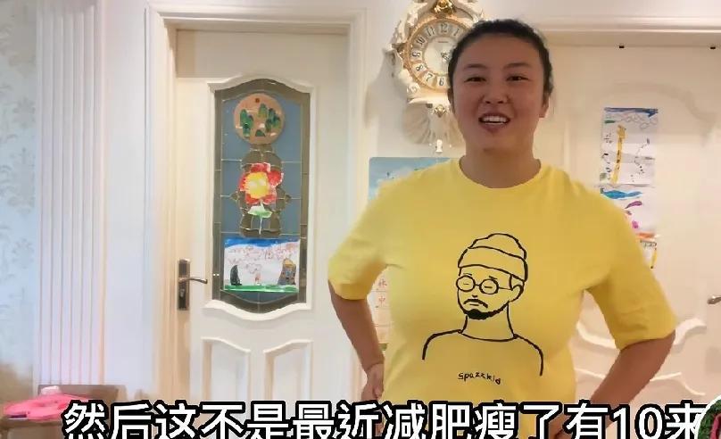 网友觉得小二姐像180斤是有原因的，小二姐自己也很委屈……
小二姐每次上称，网友