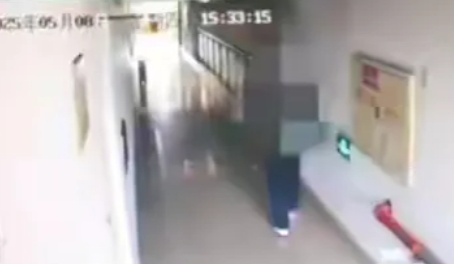 上海，一男博士一觉醒来，发现自己桌子下，有个蓝色的充电宝，连着一个摄像头，正对着