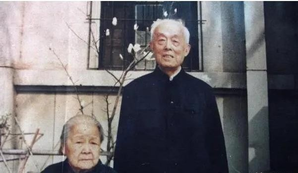 1964年，国学大师季羡林，得知妻子彭德华要来北京时，转头就将大床换成了单人床，