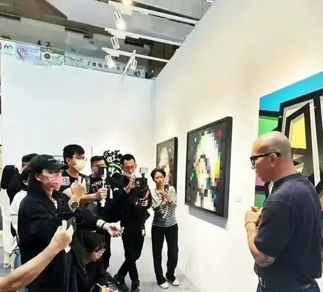 丢人吧！具俊晔当时画展所谓的艺术，直接用大S的艺术照，打上马赛克就变成自己创作的