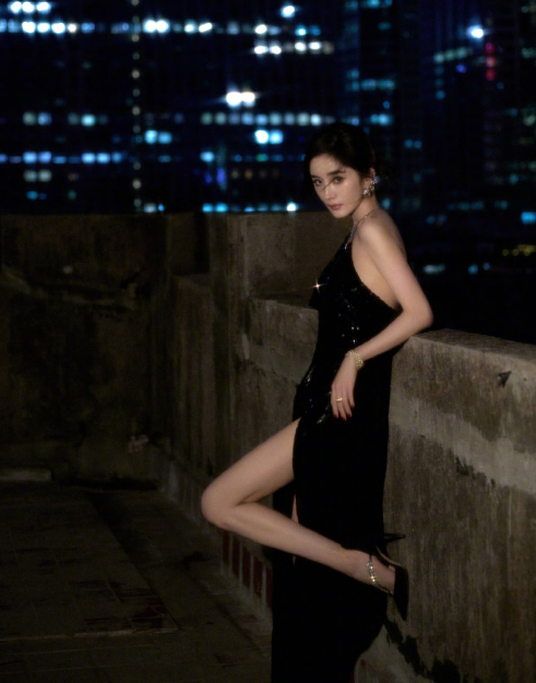 杨幂暗夜精灵长腿写真来了