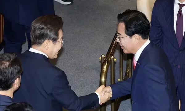 韩国政界相关人士20日透露，李在明总统于19日与朝野院内代表举行非公开会谈。会上