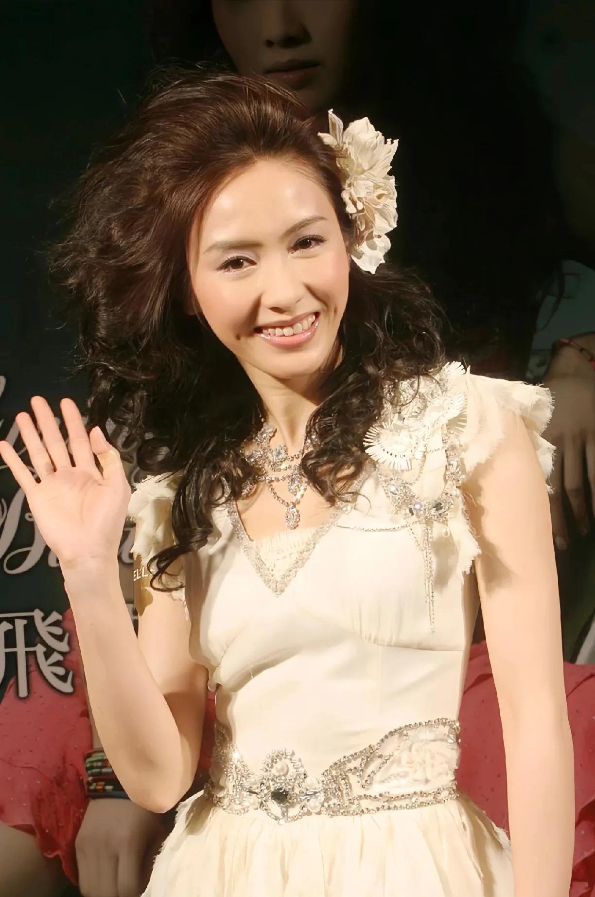 年轻时的黎姿，小酒窝好可爱，这个妆容很特别。#黎姿#