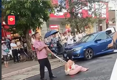 如果不是行为艺术，这个男人当街惩罚出轨女子的方式，是不是已经违法了呢？
​网上流