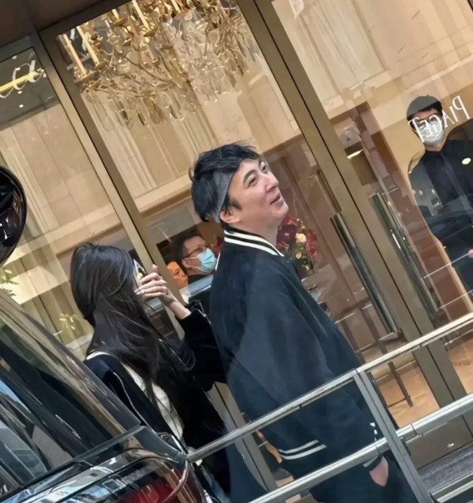 王思聪香港街头举止怪异











我的天呐！王思聪在香港的举动简直辣