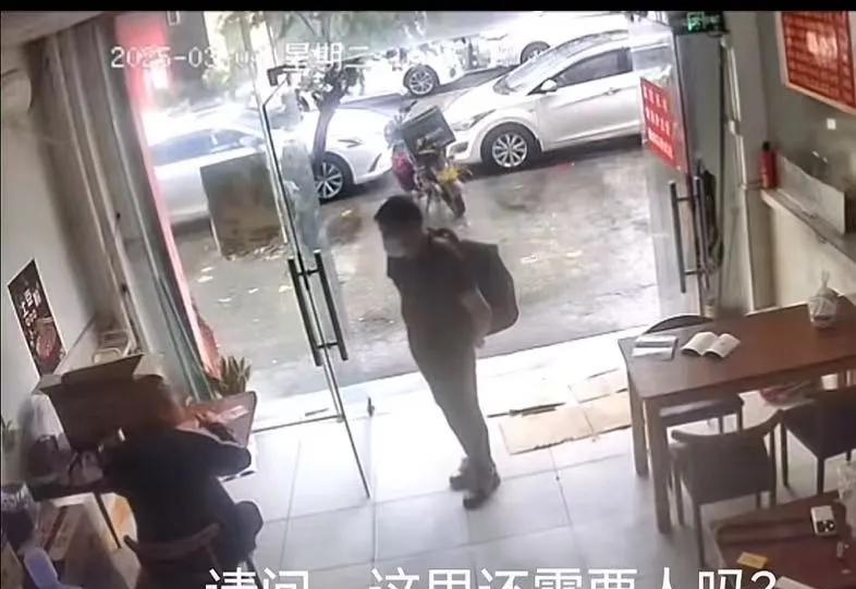 看哭了！男子身无分文，去一家小饭馆找工作，但被老板拒绝了！可他肚子实在饿得慌，又