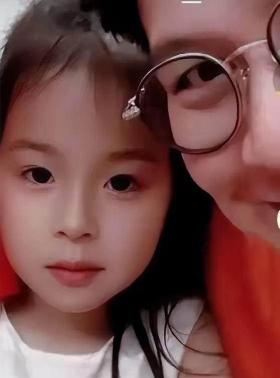 这小美女比她 妈美了十个档次，长大是个美人坯子