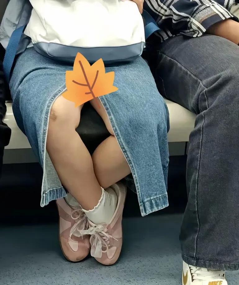 可能坐姿没错，只是裙子穿反了！女孩子坐着双腿合并，坐有坐相站有站相，不容易出错
