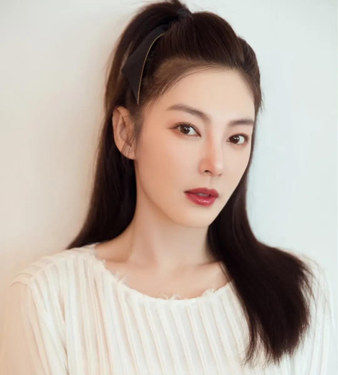 终于知道张雨绮为啥不结婚！
不是没人馋她身子，
而是她有一个非常重要的缘由，那就