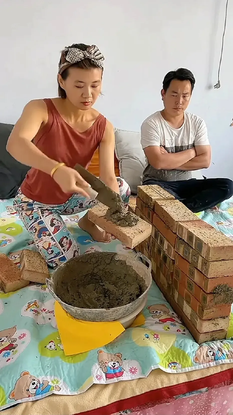 这是正宗的“邻居”高打墙，女子把卧室当成了工地，丝毫不顾旁边人的感受！
 
一看