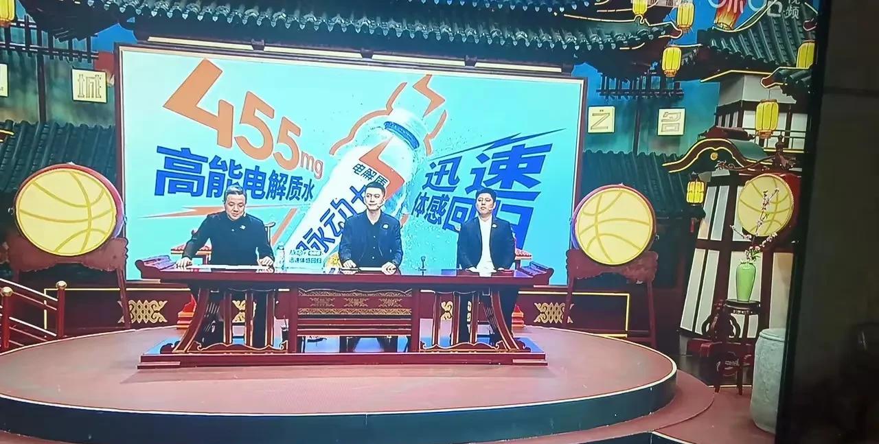 如果双进前四的杨鸣、潘江都没资格解说，那只能让打进决赛的两位主教练王博、许利民来