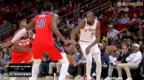 扣篮大赛吗？阿门篮板后弯弓空接！
是从界外跑进来的，我都以为够不着，结果这家伙竟