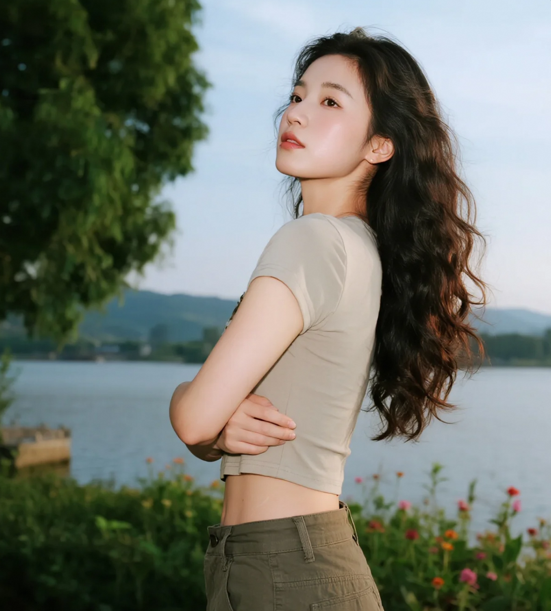 晨光剪影：逆光中勾勒出的柔美轮廓