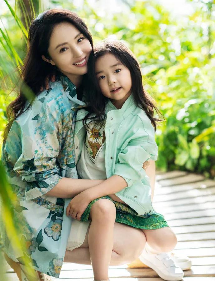 #董璇自曝再婚后与丈夫分开住# 董璇谈及婚后生活时，透露与丈夫选择分开居住。从妈