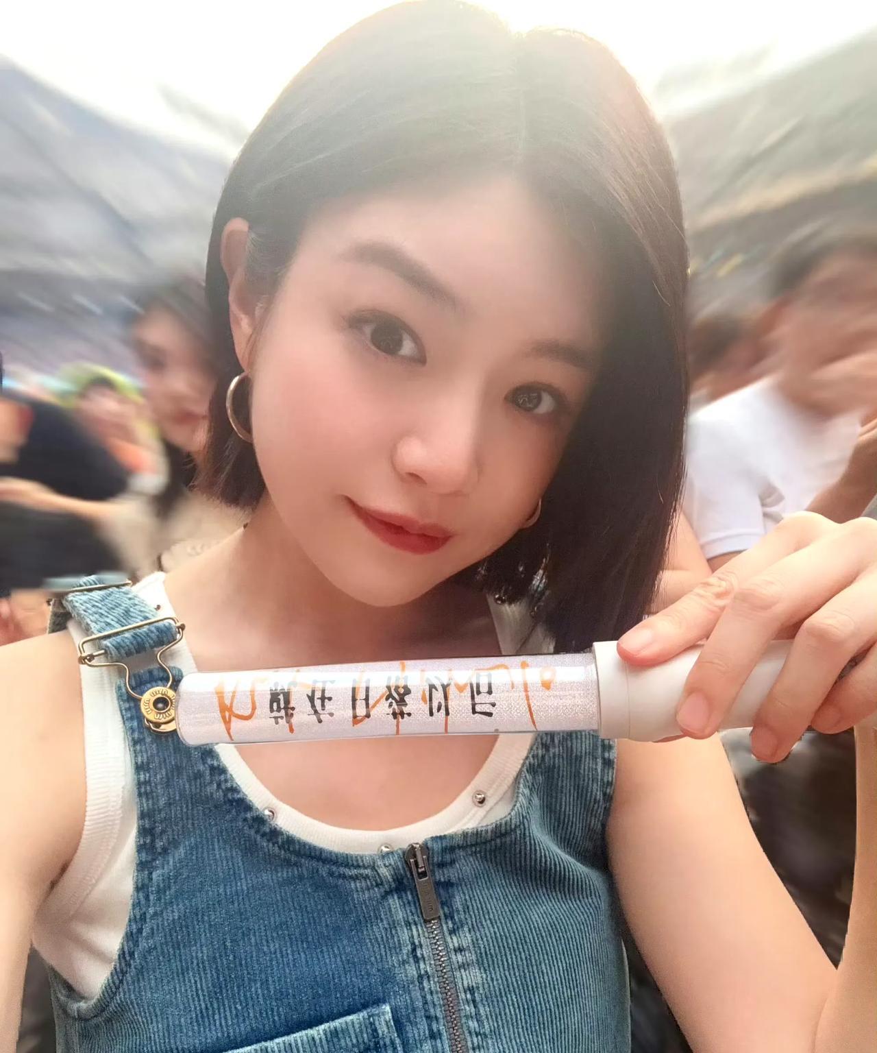 #陈妍希看孙燕姿演唱会哭了半场# 青春DNA动了！追星现场秒变大型回忆杀
文中，