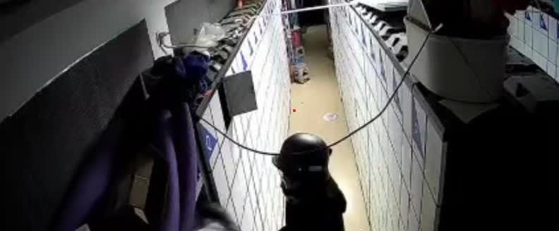 “半夜找刺激，喜提一副银手镯!”

来自河南信阳楚某在武汉从事外卖配送工作，