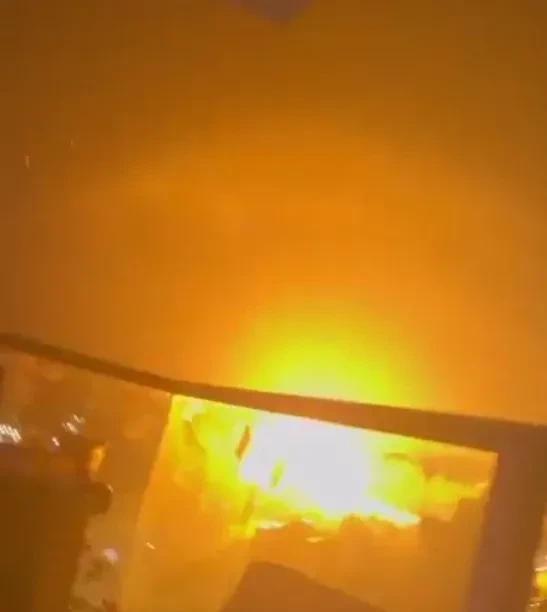 多日凌空
众多超音速导弹光临以色列领空，一颗高超音速导弹突然在末端加速，像流星一