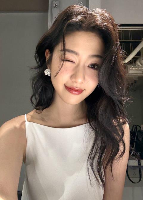 向涵之的白色裙装，超有感觉的，是你的菜吗？