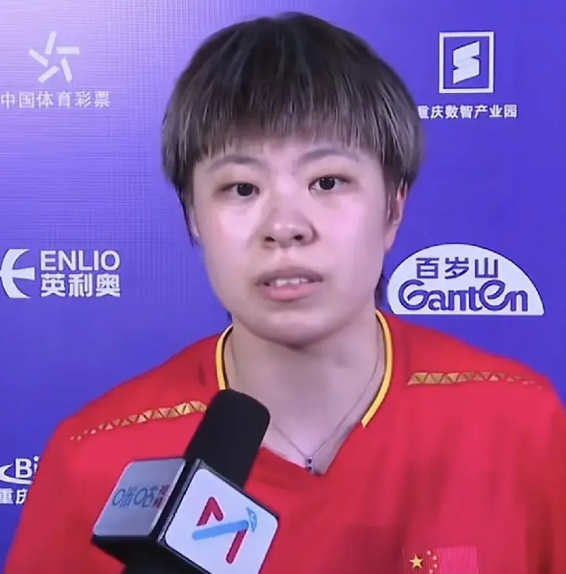 王艺迪比赛的时候，我还纳闷呢，怎么大迪头发挑染成白色的了，特别显老。
看到赛后采