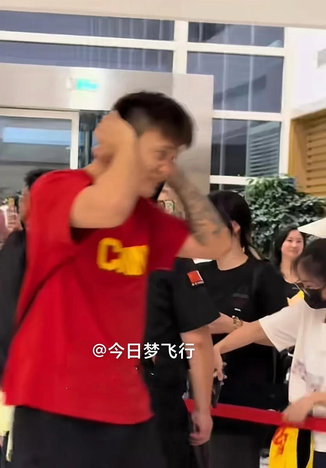 面对球迷的欢呼，赵睿作状地双手掩耳！
赵睿是性情中人，中国男篮大胜委内瑞拉赛后，
