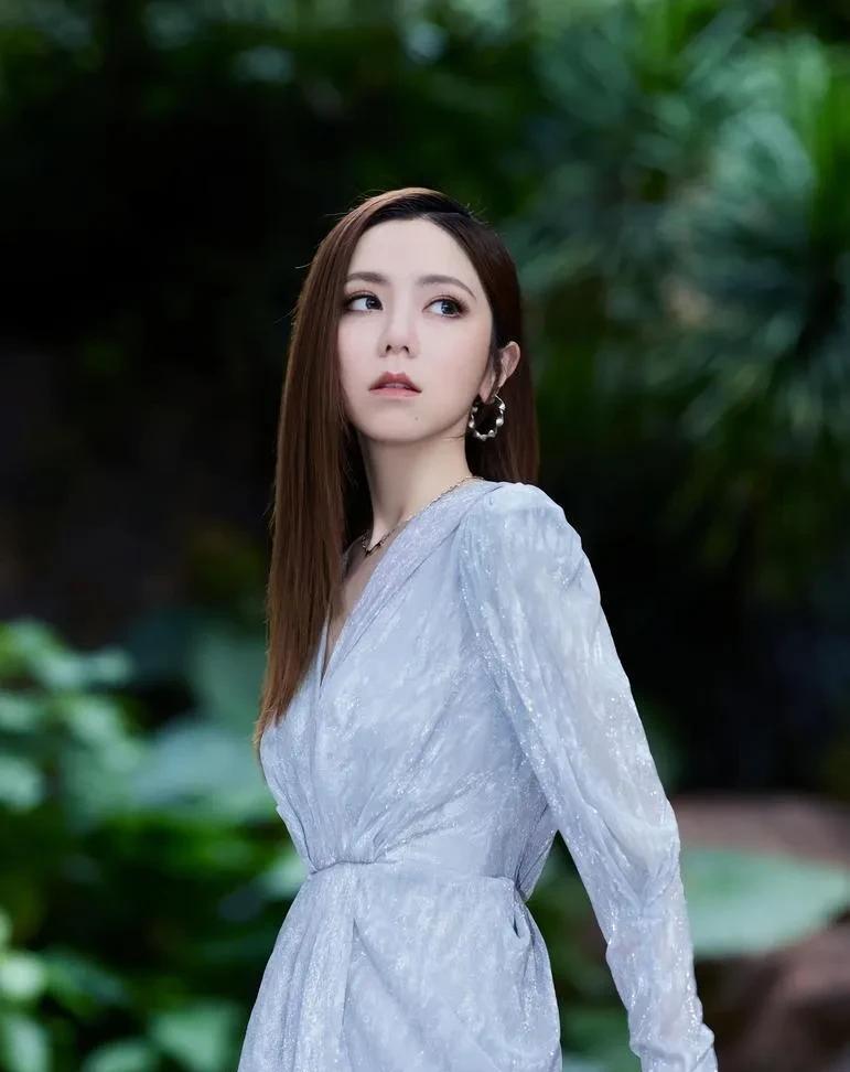 #何超莲李蕴来看邓紫棋香港尾场# 何超莲和李蕴去看邓紫棋香港尾场演唱会啦！这次邓