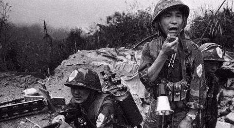 	1935年，王耀武俘虏了一个红军师长，审讯时发现对方衣衫破烂不堪，浑身上下只有