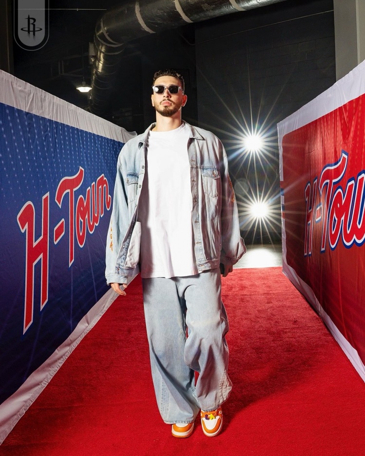 现在的火箭队兵强马壮，能够被称为巨星的就有老将杜兰特，而申京现在也已经成为了NB