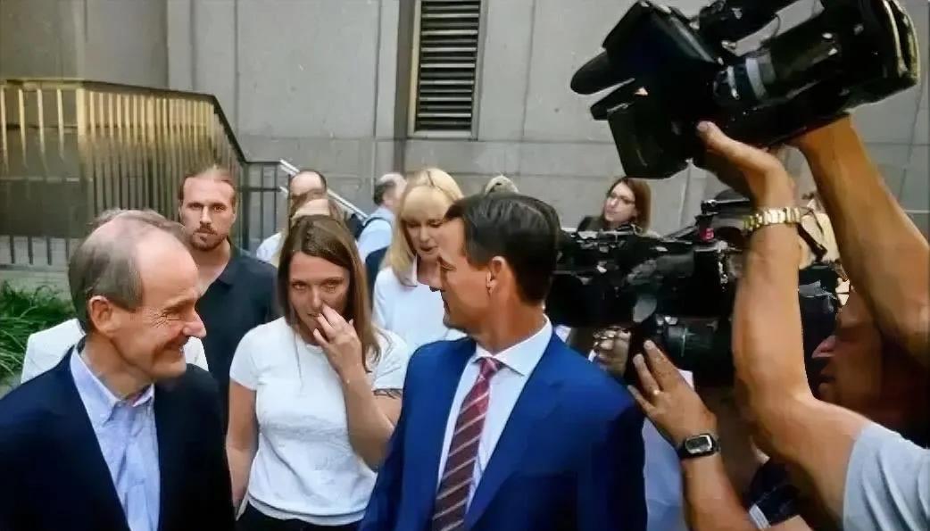 ，挺奇怪的事儿呢，美国那些有钱人咋不爱来咱中国，可咱中国不少富人却一个劲儿往美国