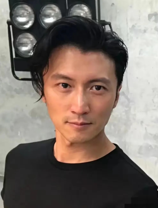 为什么谢霆锋能长红30年？

看完下面三个故事

你就会明白了：

因为他本身就