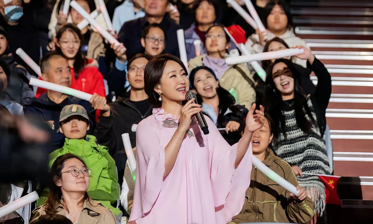 甜妹子杨钰莹声音柔和，她的歌曲很好听，她的声音嗲嗲的、甜美可人。
笑起来眼睛弯弯