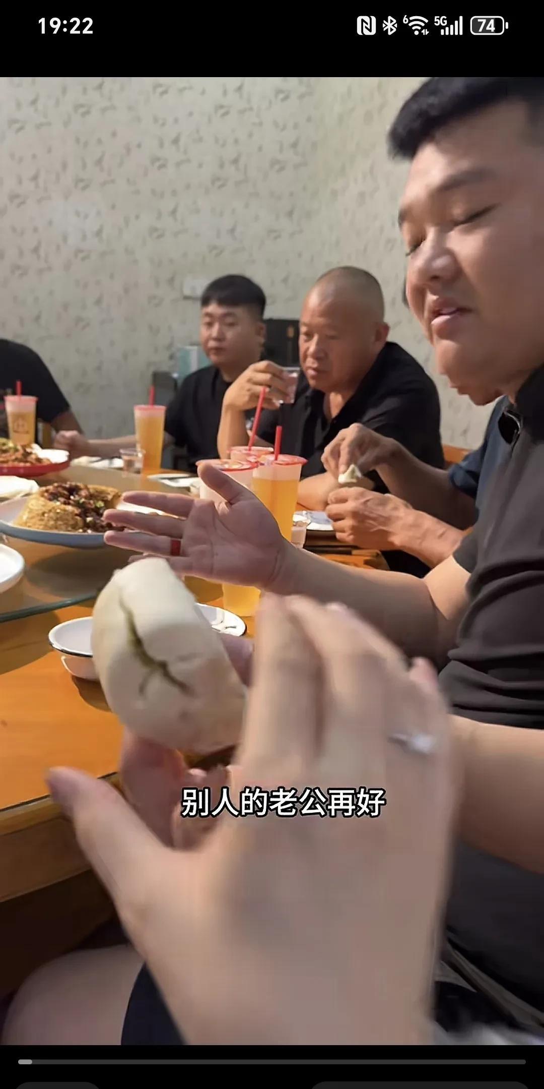 别人的老公再好，也不会顶着酷暑高温去挣钱给你花。自己的老公即便再不好，他却能在4