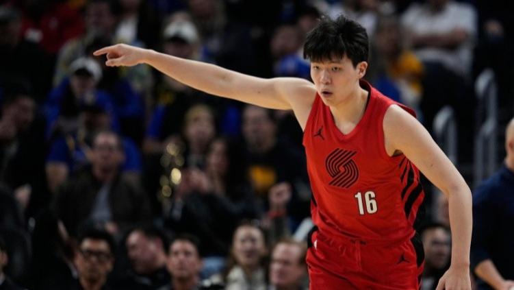 杨瀚森2+1+1，被隔扣+走步+大空位不进，裁判离谱吹罚让球迷争议！