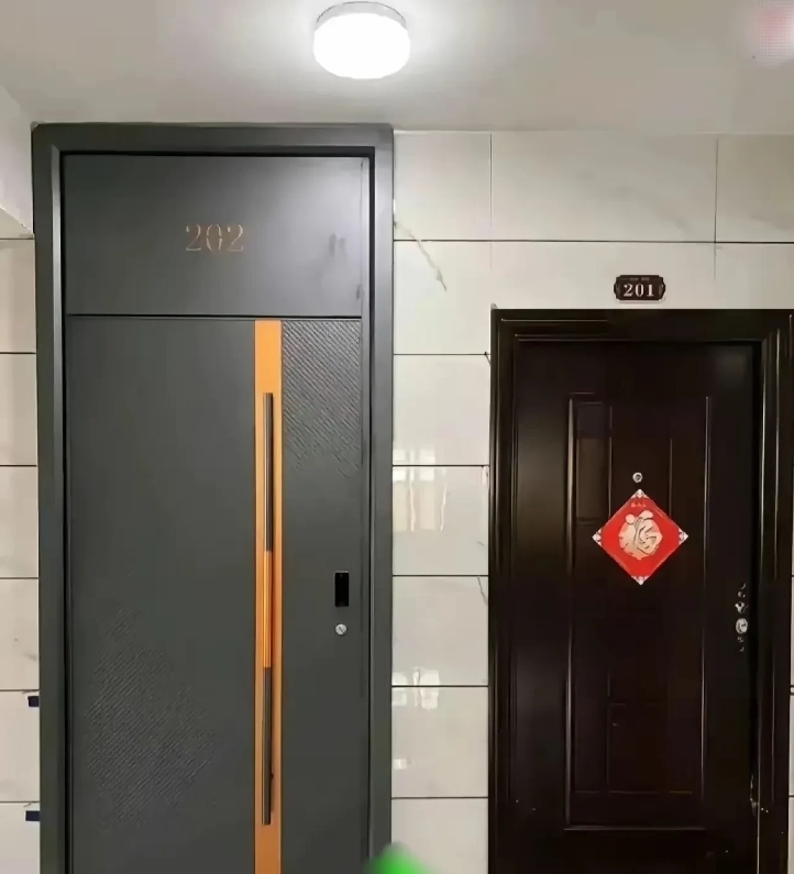 重庆，一名女子给自家换了一扇新房门。这本是一件再平常不过的事，然而，这扇新门却遭
