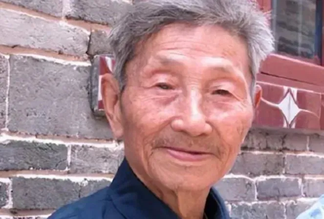 1979年，63岁老人拦截军车，司机惊出一身冷汗，大骂：“你不要命了！”老人不在