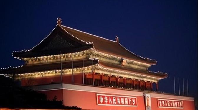 1969 年末，中央打算拆掉天安门广场再重新建设，然而在施工的时候，工人们在旧天
