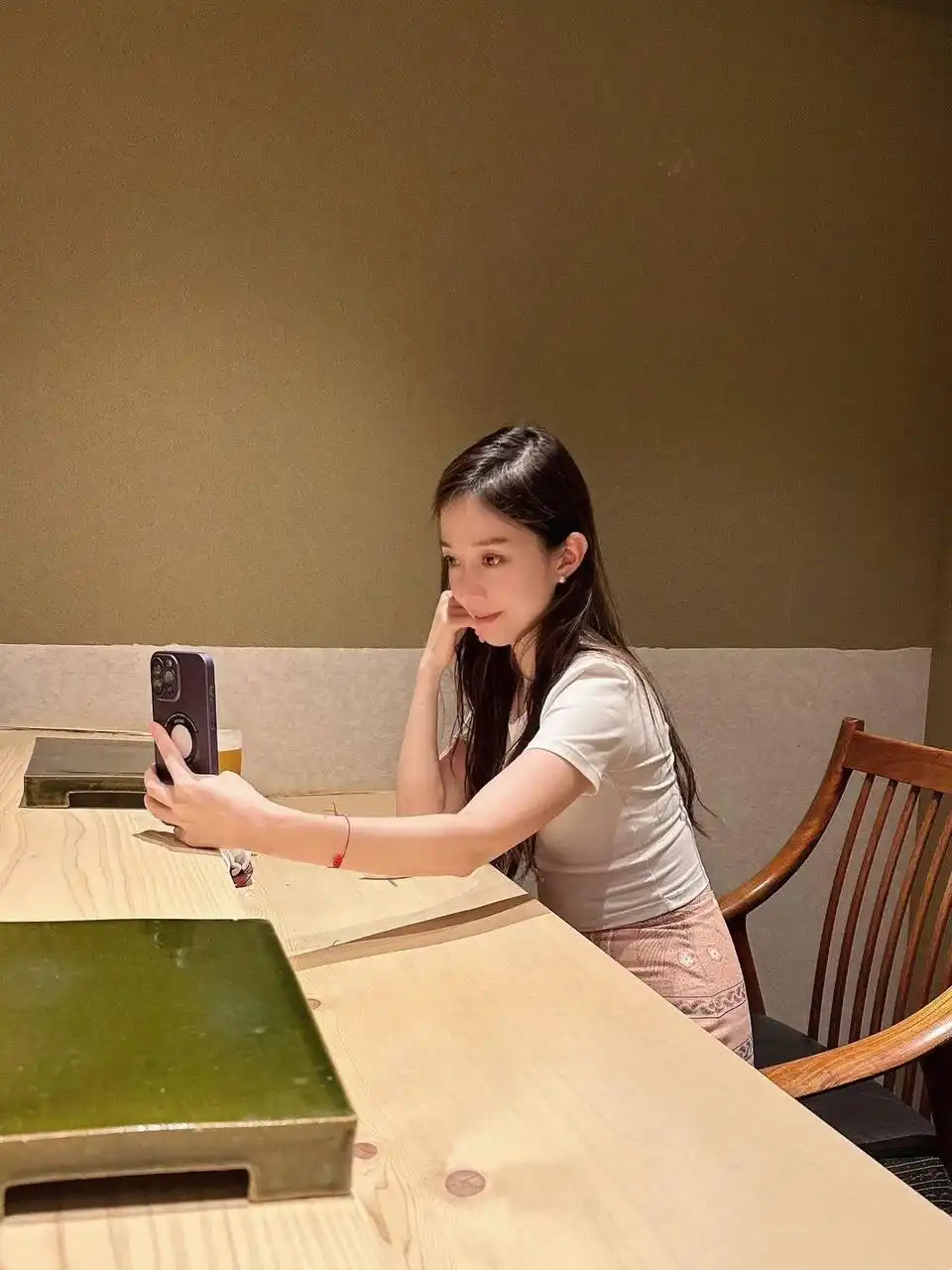 她看手机，我看她