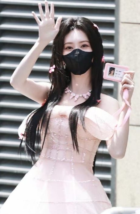 谁不为孟子义的hi6开业LOOK心动啊！“孟幻满屋”粉得梦幻，她穿粉色短纱裙像小