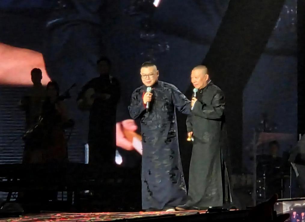 作为师父，郭德纲老师穿上大褂现身徒弟岳云鹏演唱会，足见对舞台和观众的尊重，言谈话