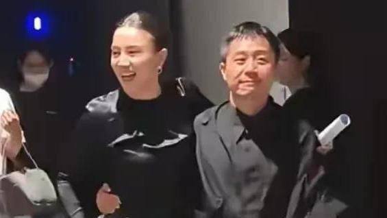 这个男的是谁？跟宋佳什么关系？
白玉兰奖得主宋佳凭借饰演《山花烂漫时》的“张桂梅